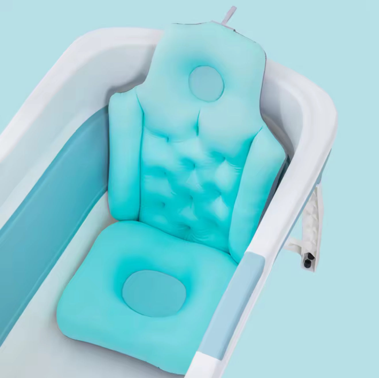 Oreiller de bain installé dans une baignoire, prêt à l'emploi