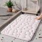 Tapis absorbant avec pieds posés dessus, ambiance spa