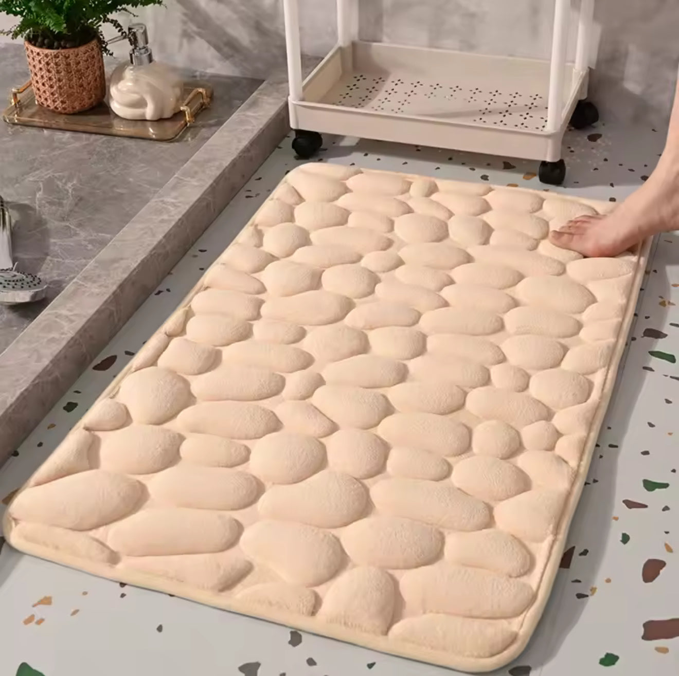 Vue d'ensemble du tapis galets dans une salle de bain