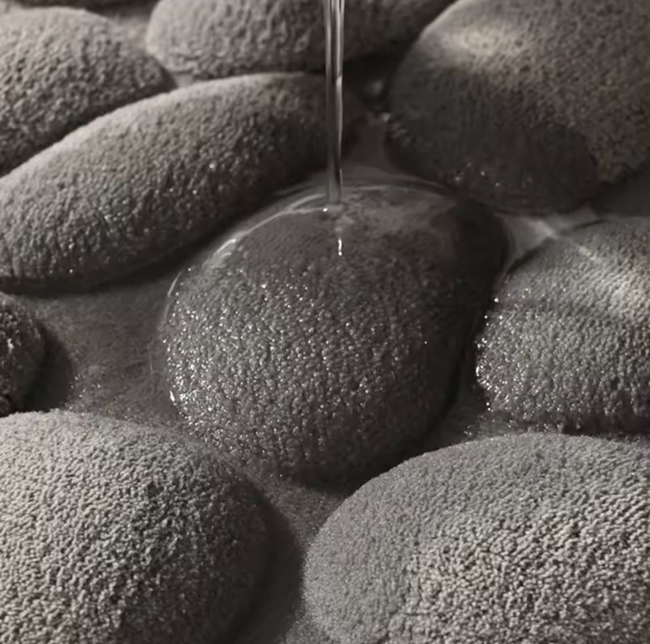 Vue latérale du tapis galets absorbant dans salle de bain