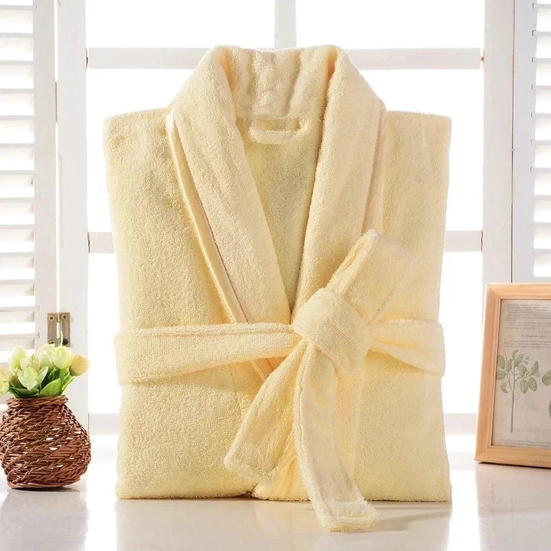 Peignoir beige suspendu, mettant en valeur la longueur