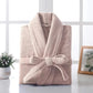 Détail de la coupe kimono élégante du peignoir