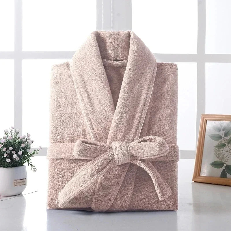 Vue de face du peignoir gris avec ceinture nouée
