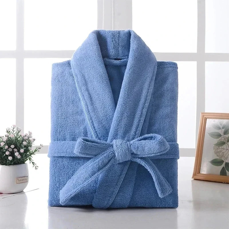Peignoir en coton éponge bleu ciel sur cintre