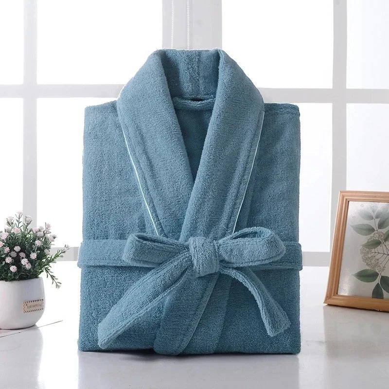 Peignoir bleu ciel plié sur une étagère