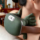 Personne utilisant le masseur cervical en position assise