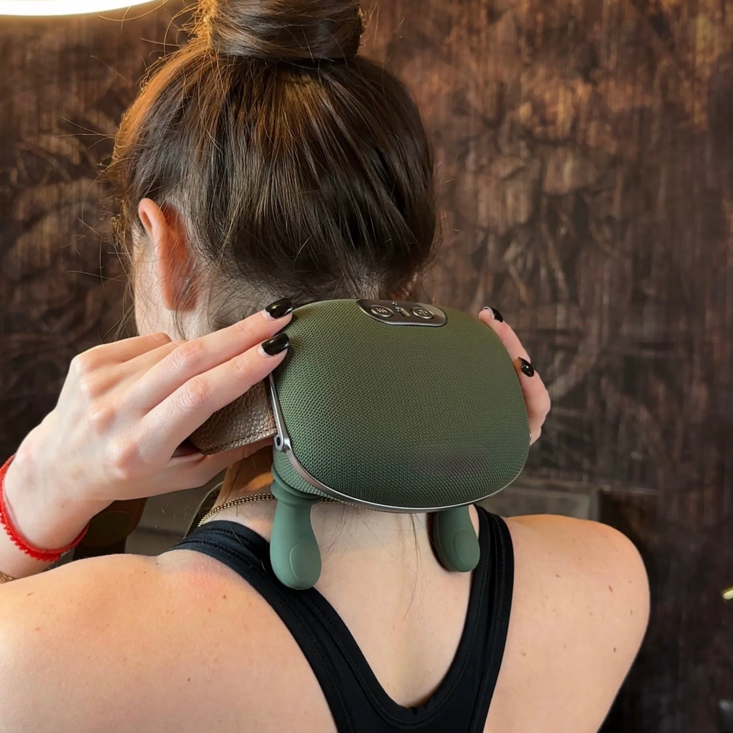 Masseur cervical allumé, affichant les niveaux de chaleur
