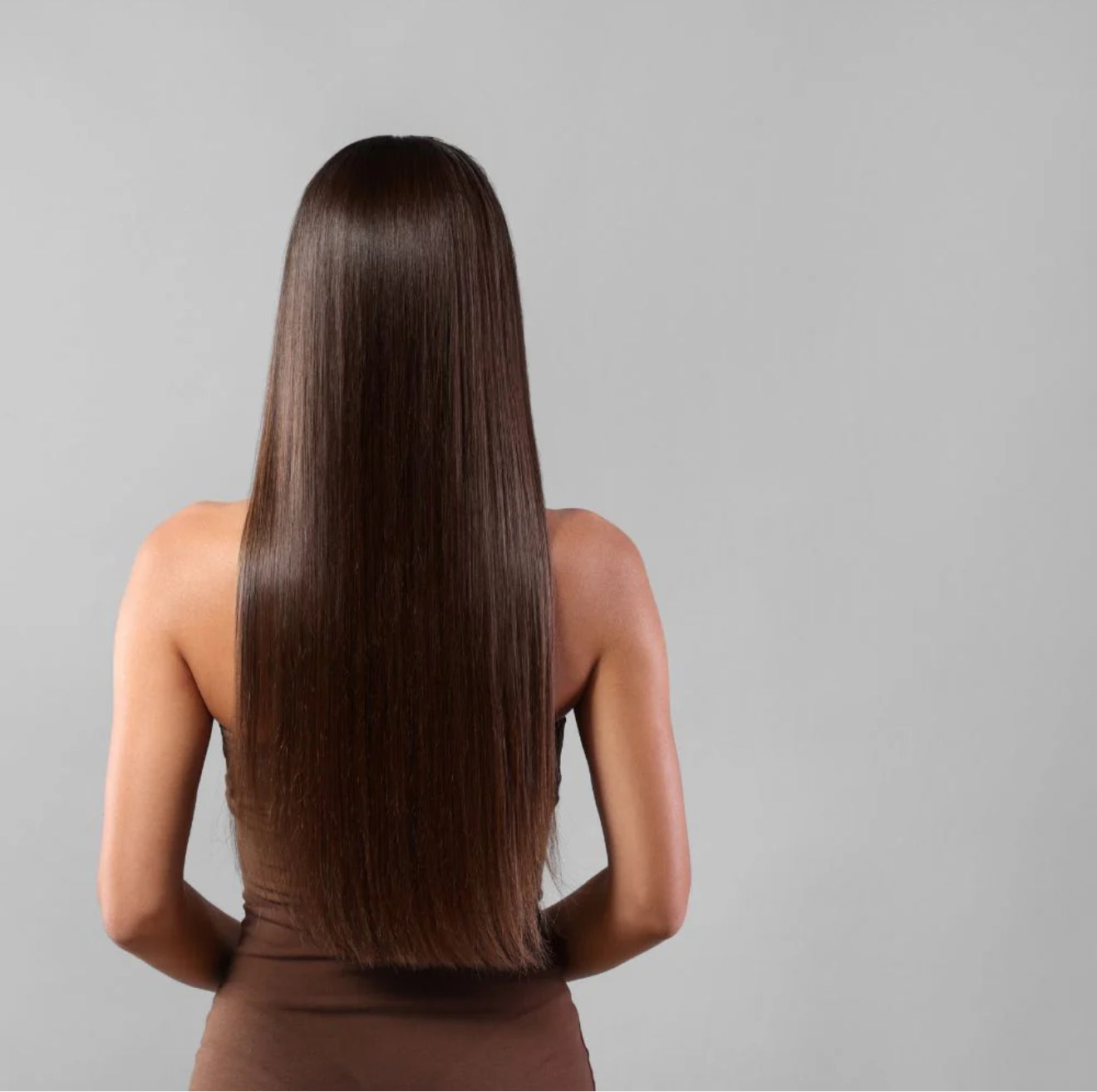 Femme ajustant ses cheveux après avoir utilisé la brosse