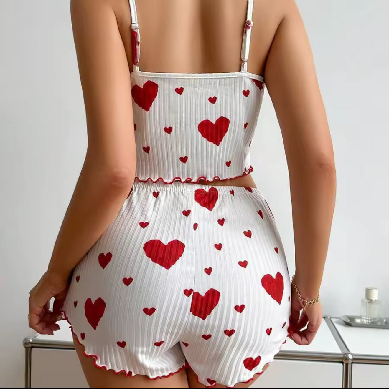 Pyjama femme avec motifs cœurs rouges sur fond blanc