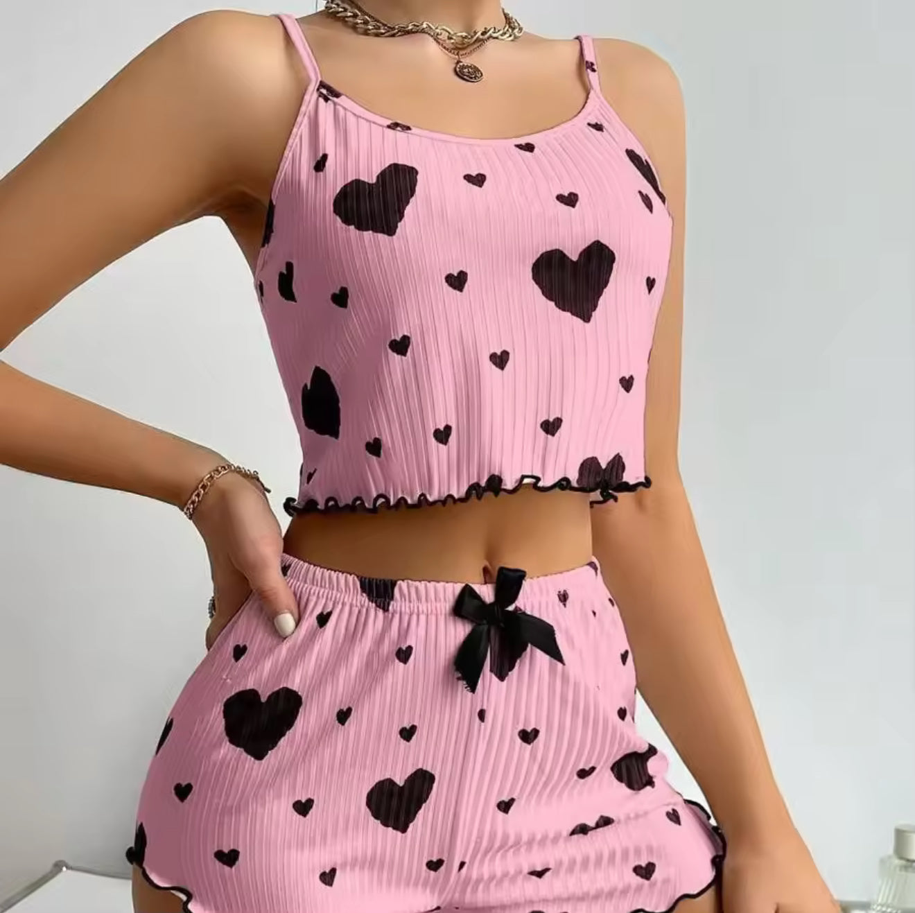 Zoom sur le motif cœurs rouges du pyjama féminin