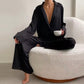 Femme portant un ensemble pyjama en satin soyeux