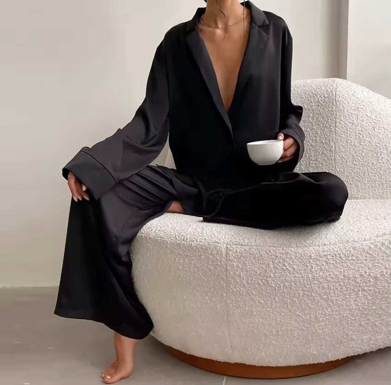 Femme portant un ensemble pyjama en satin soyeux