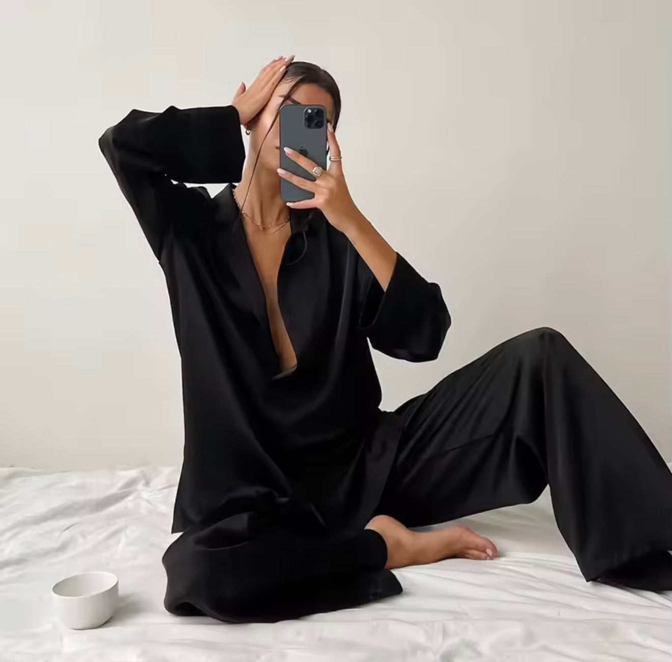 Vue rapprochée du tissu satiné et glacé du pyjama