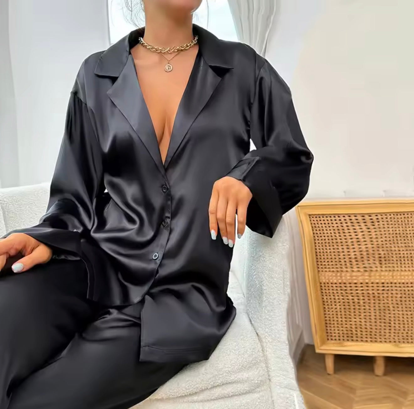 Détail du pantalon large en satin doux et léger