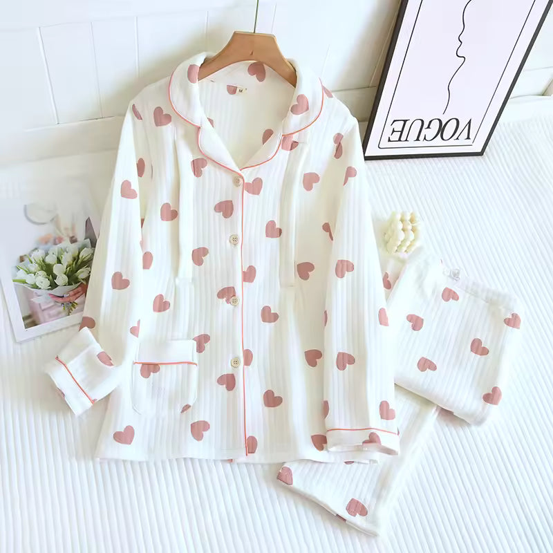 Zoom sur le tissu doux et respirant du pyjama maternité