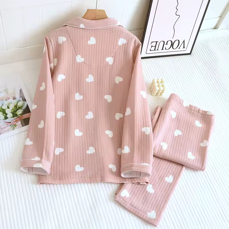 Détail du haut boutonné du pyjama maternité, pratique pour allaiter