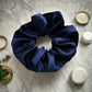 Chouchou en satin noir, élégant et minimaliste