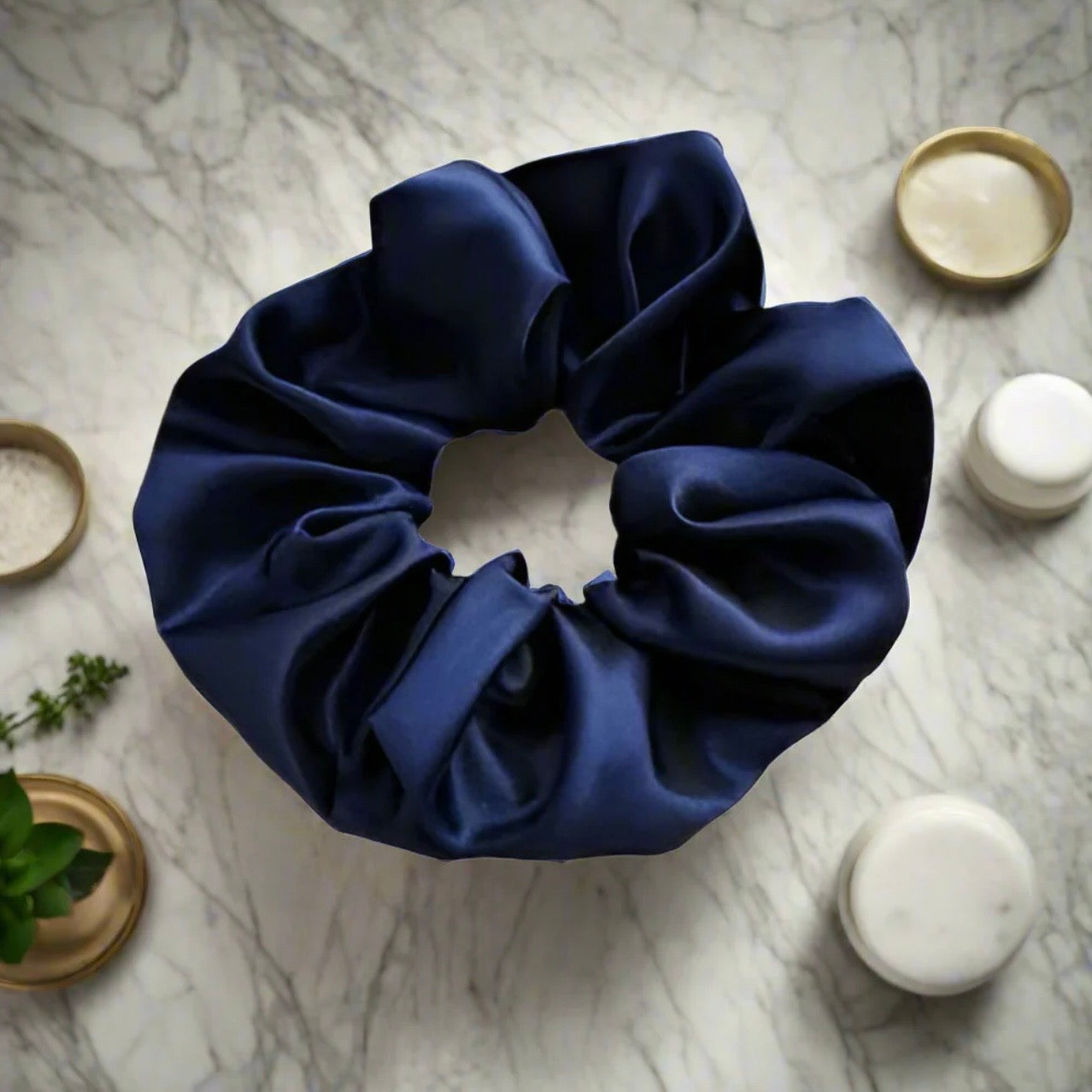 Chouchou en satin noir, élégant et minimaliste