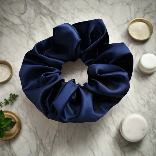 Chouchou en satin noir, élégant et minimaliste