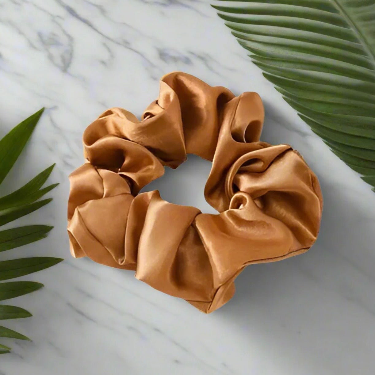 Chouchou rose en satin, enroulé sur lui-même