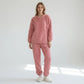 Pyjama d'hiver sur cintre, montrant la texture du tissu