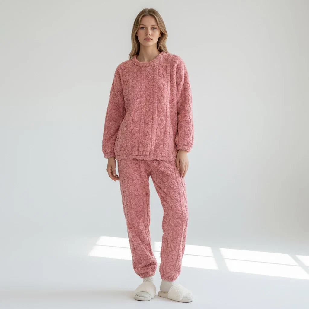 Pyjama d'hiver sur cintre, montrant la texture du tissu