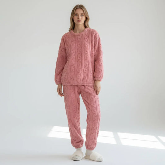 Pyjama d'hiver sur cintre, montrant la texture du tissu