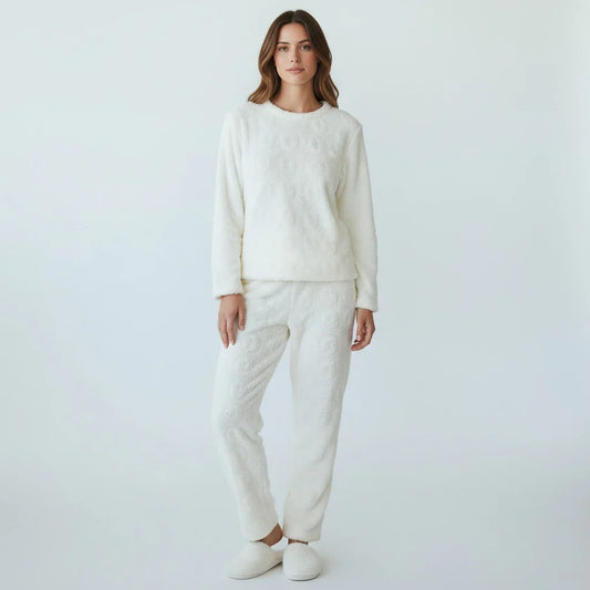 Femme portant un pyjama en velours de corail, vue de face