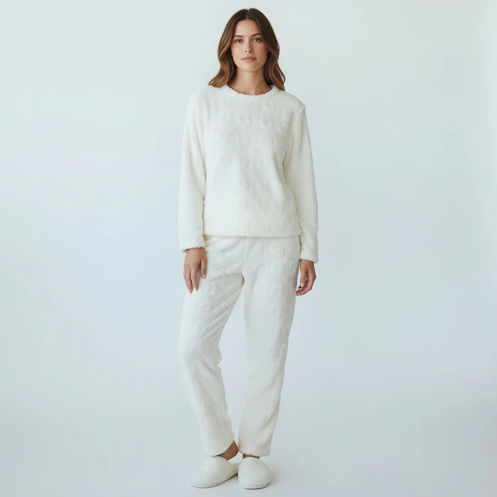 Femme portant un pyjama en velours de corail, vue de face