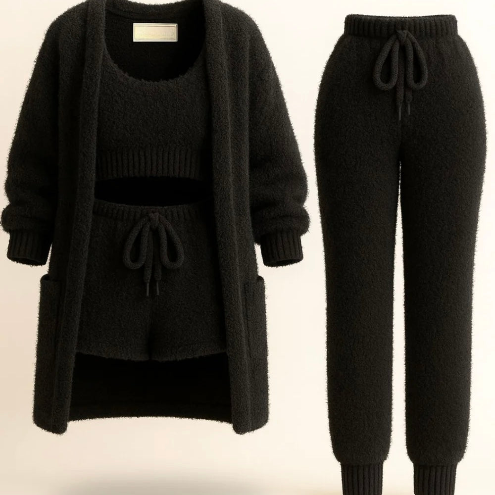 Femme debout, ajustant son pyjama devant un miroir