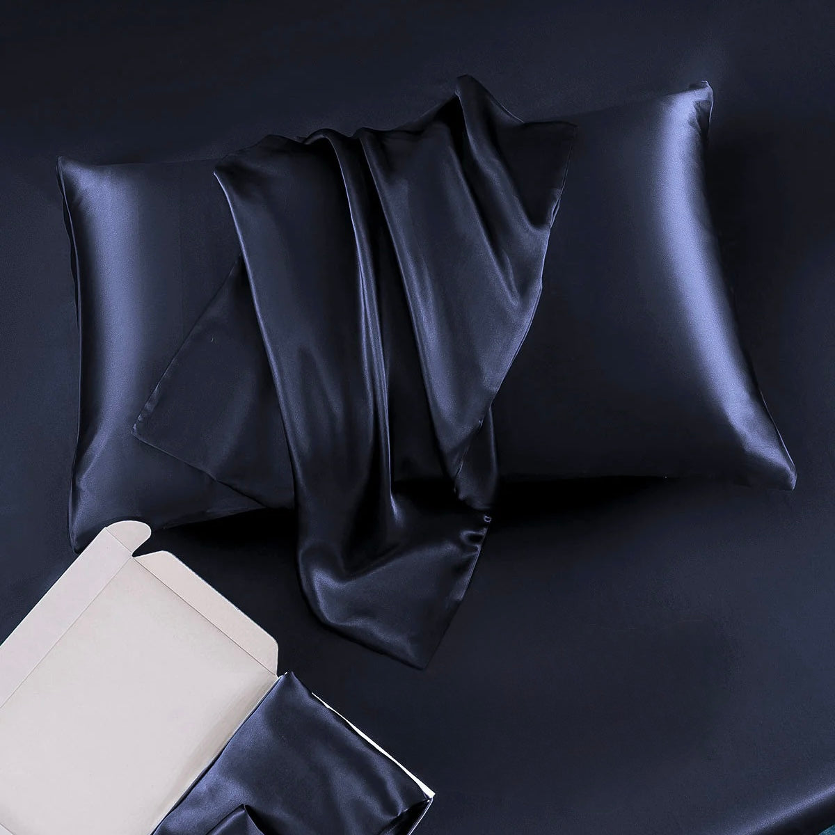 Taie d'oreiller en soie blanche sur un lit