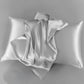 Taie d'oreiller en soie posée sur un coussin
