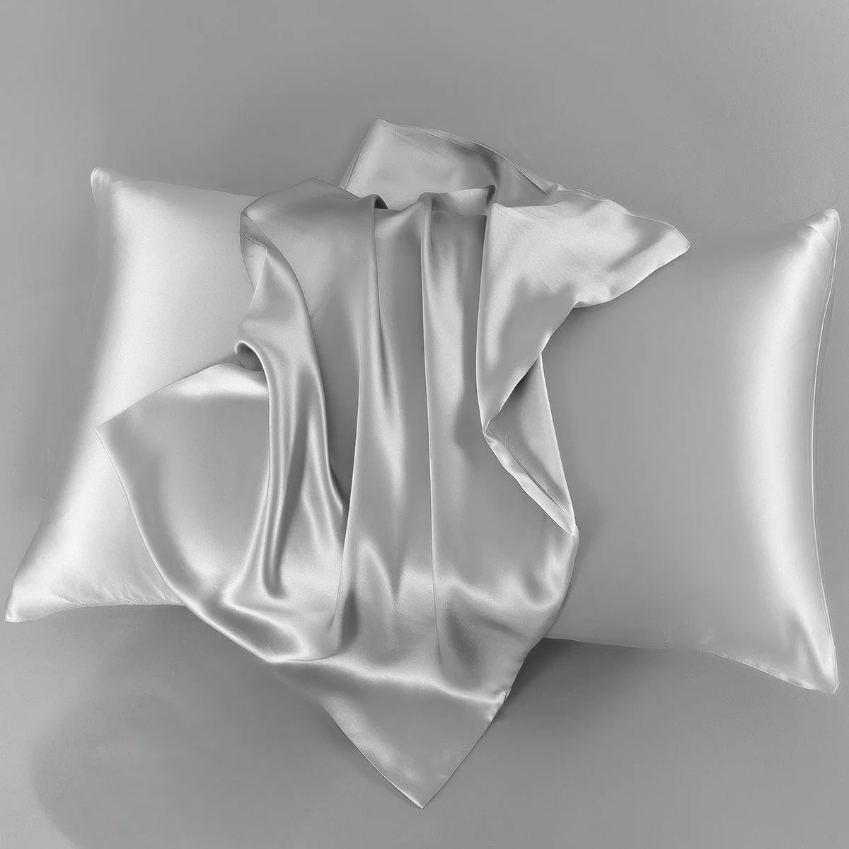 Taie d'oreiller en soie posée sur un coussin