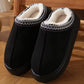 Pantoufles en peluche douce sur fond neutre