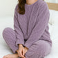 Vue de côté du pyjama, soulignant l'élasticité à la taille