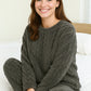 Femme debout, mettant en avant le style cocooning chic