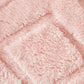 Jeté polaire rose couvrant un canapé d'angle