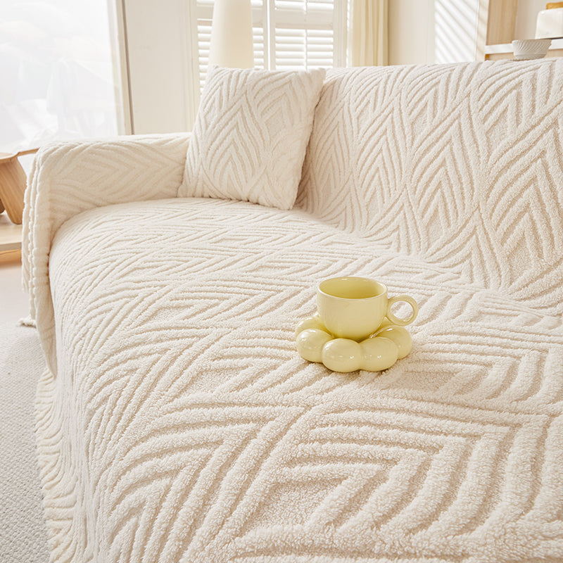 Détail du tissu polaire moelleux avec motif feuilles écru