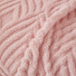 Zoom sur les finitions impeccables du jeté polaire