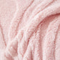 Jeté rose drapé sur un fauteuil, style élégant et cosy