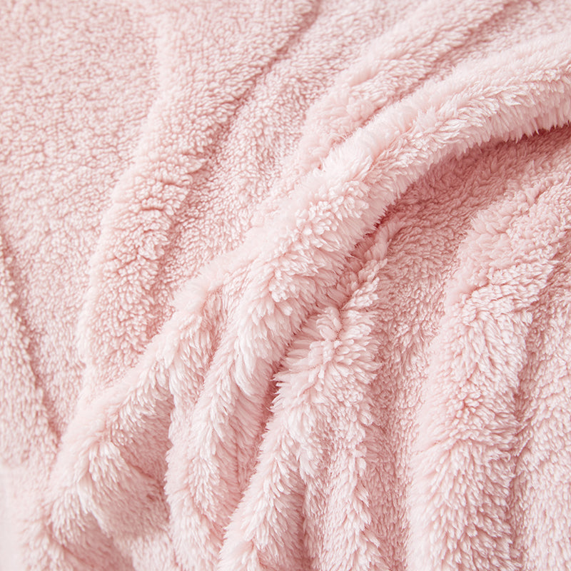 Jeté rose drapé sur un fauteuil, style élégant et cosy
