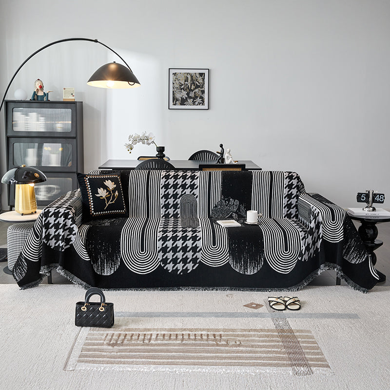 Jeté de canapé noir sur un lit, style bohème chic