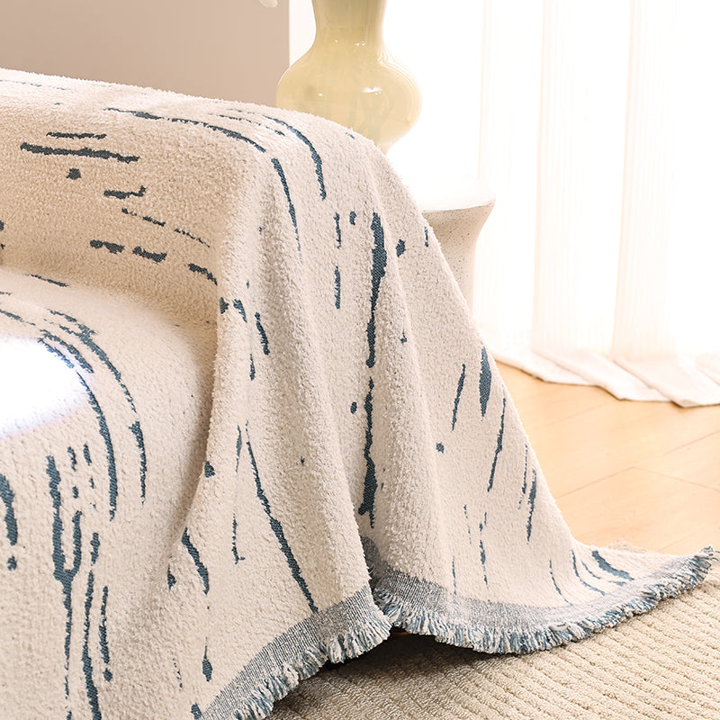 Jeté de canapé bleu plié sur une chaise en bois