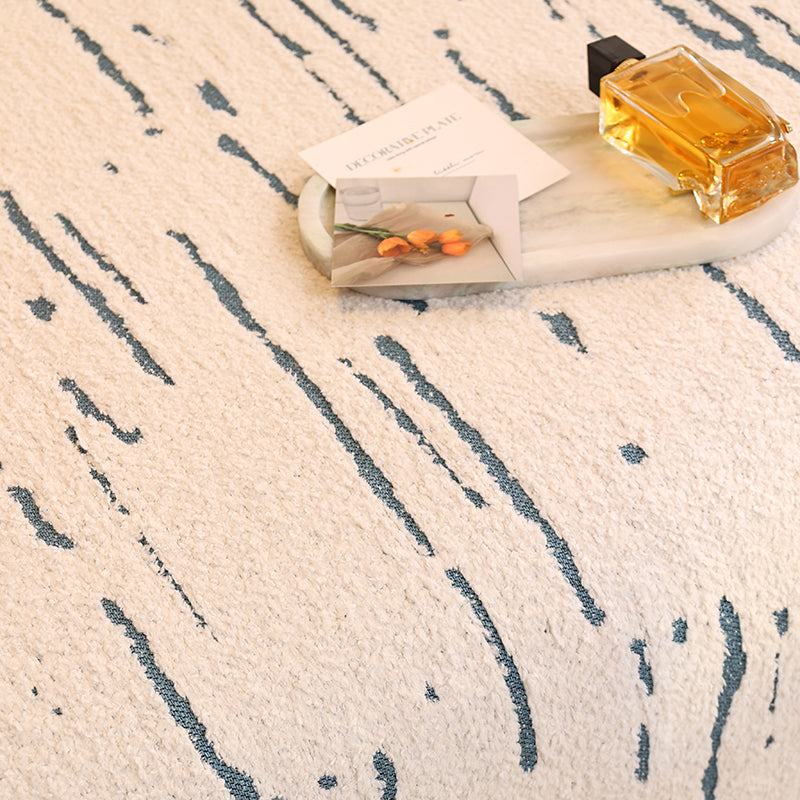 Jeté en coton naturel drapé sur un canapé moderne