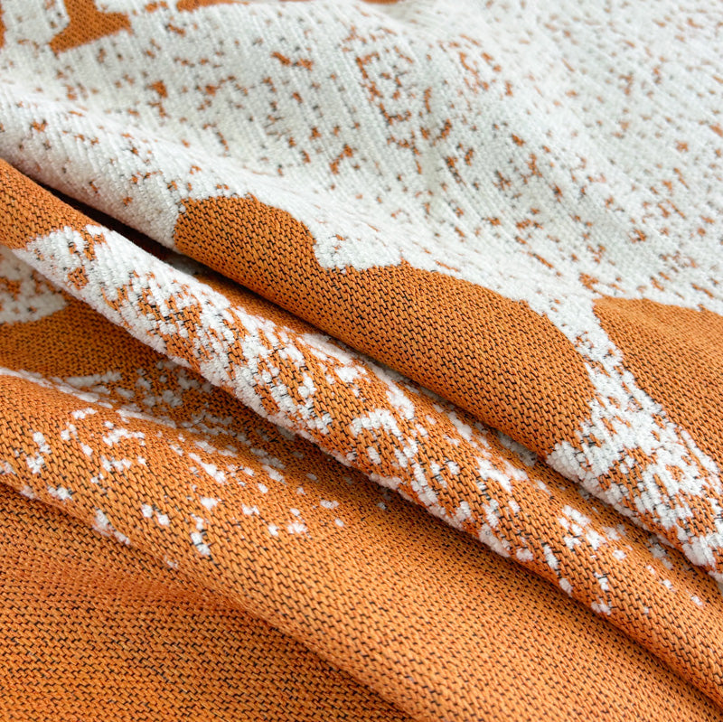 Détail des motifs en relief sur le tissu orange