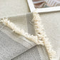 Vue d'ensemble du jeté sur un canapé d'angle