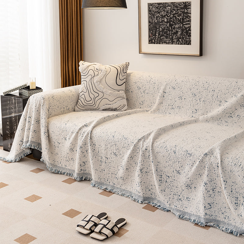 Jeté de canapé bleu drapé sur un lit, style bohème