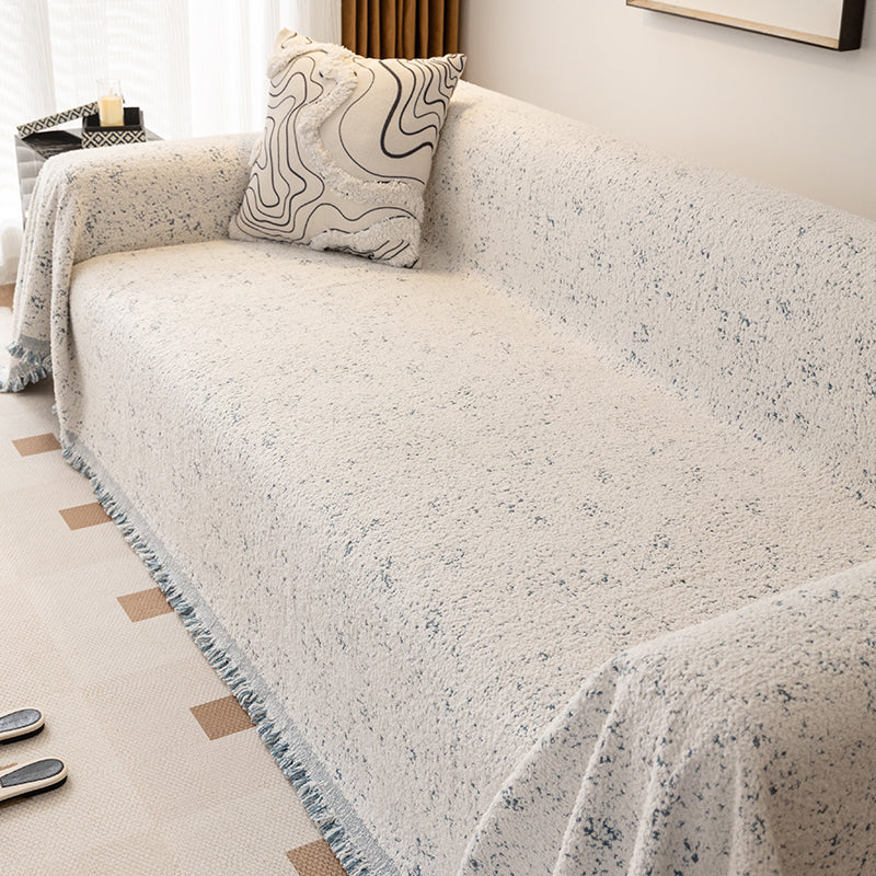 Gros plan sur le tissage artisanal du jeté en coton