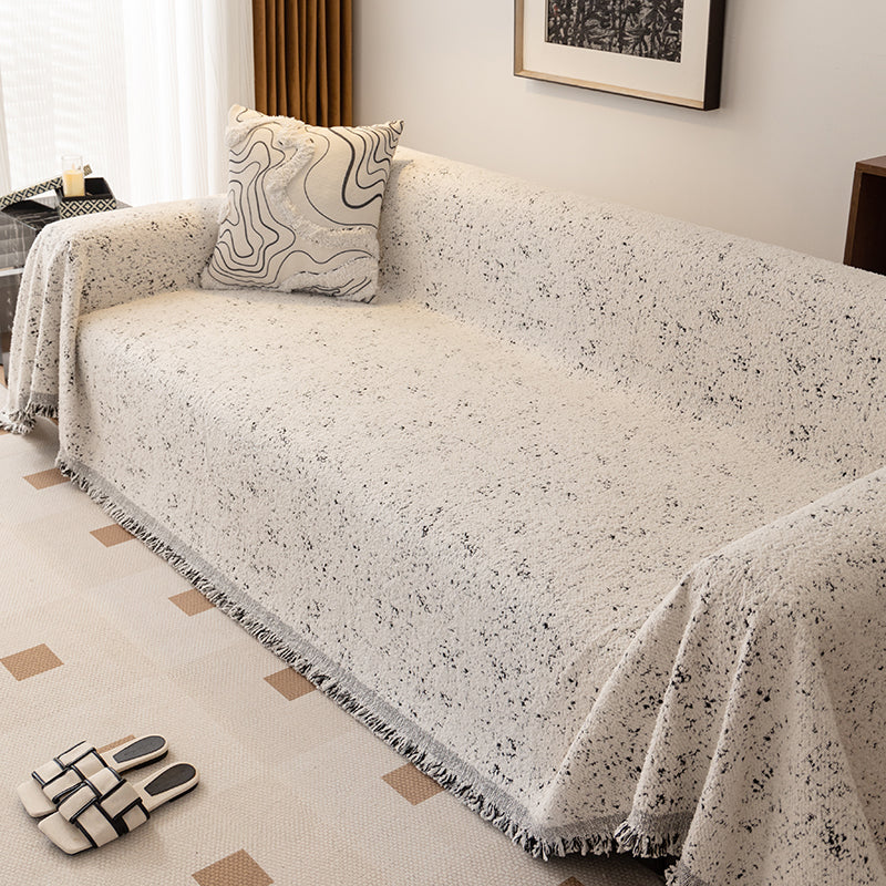 Gros plan sur le tissage artisanal du jeté en coton