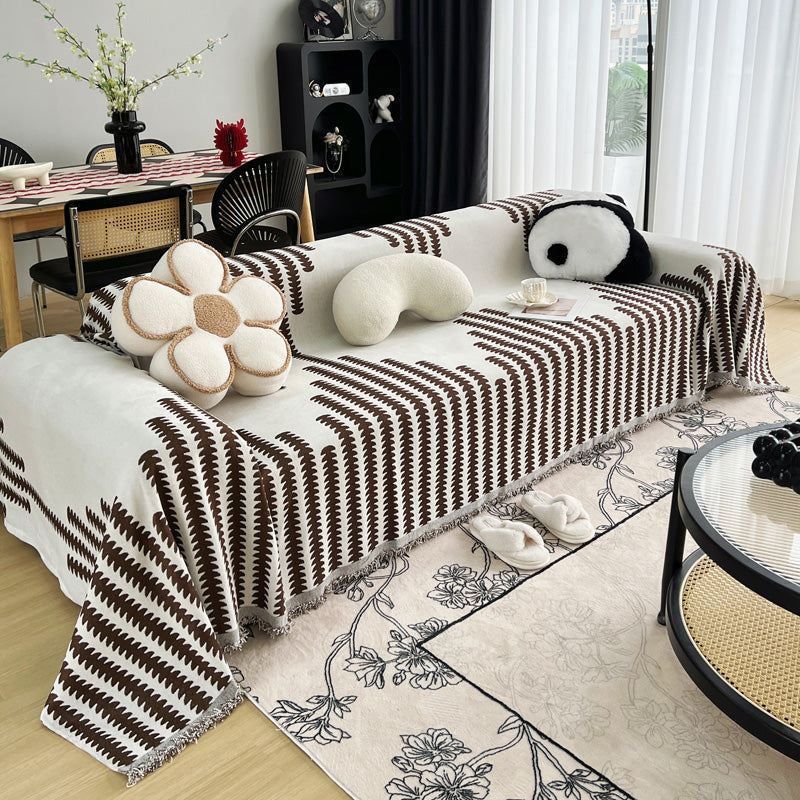 Vue d'ensemble du jeté de canapé dans un salon chic